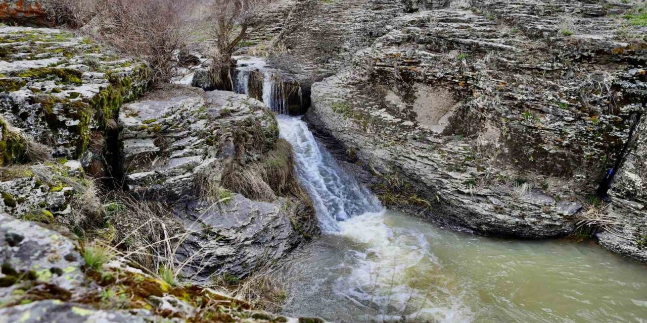 Ağrı’nın saklı güzelliği Bekiran Şelalesi baharda güzelliğiyle mest ediyor