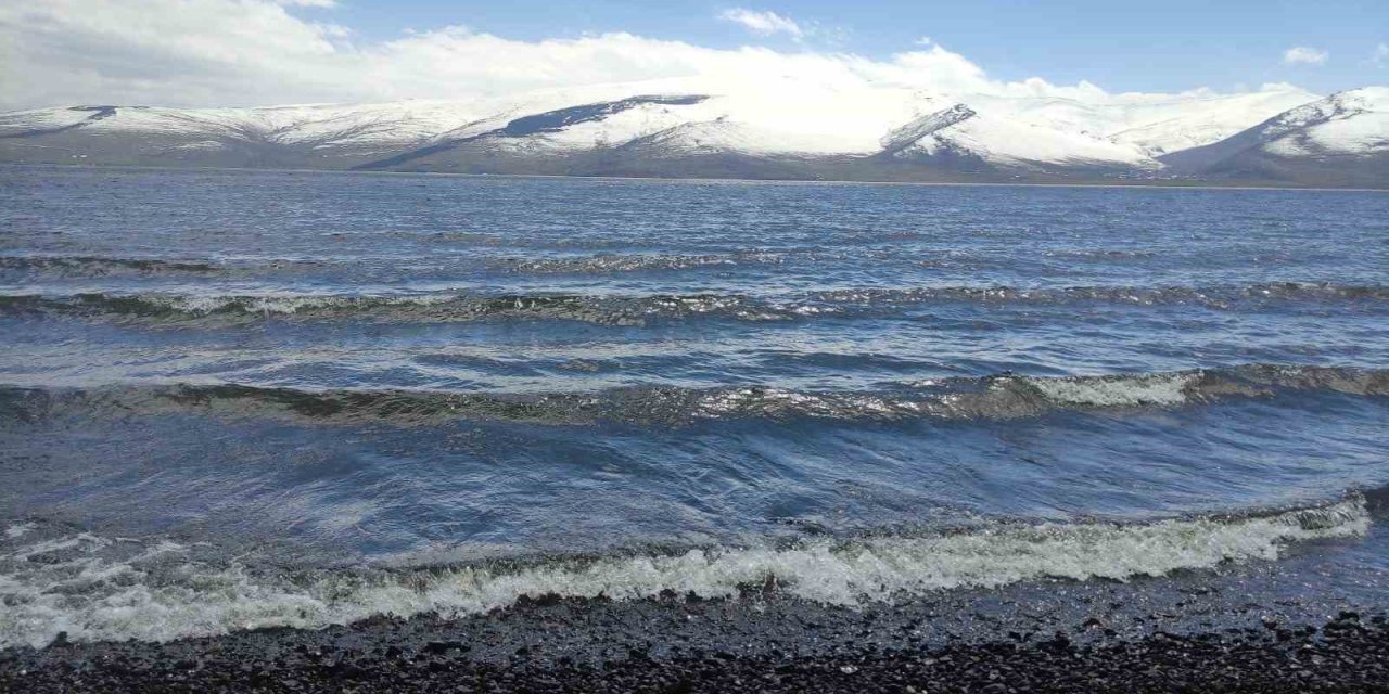 Çıldır Gölü’ndeki buz tabakası tamamen çözüldü