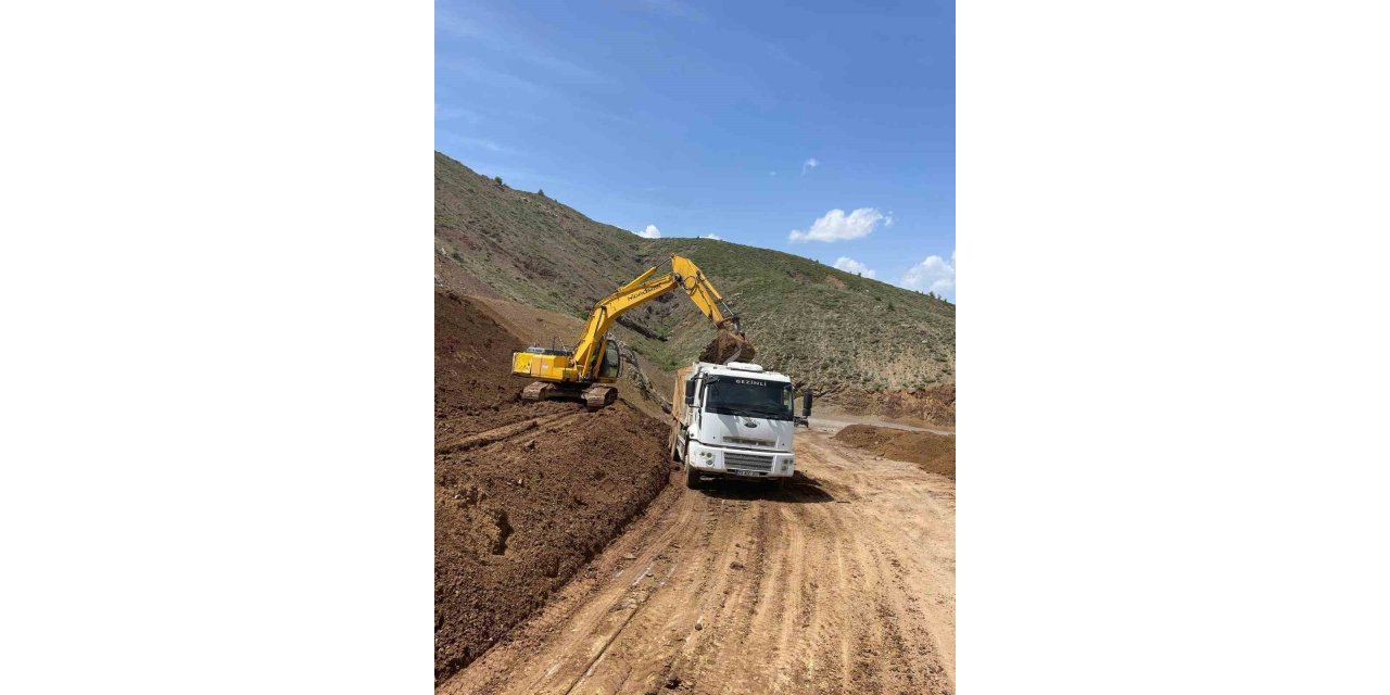 Elazığ’da heyelan nedeniyle zarar gören köy yollarının onarımı sürüyor