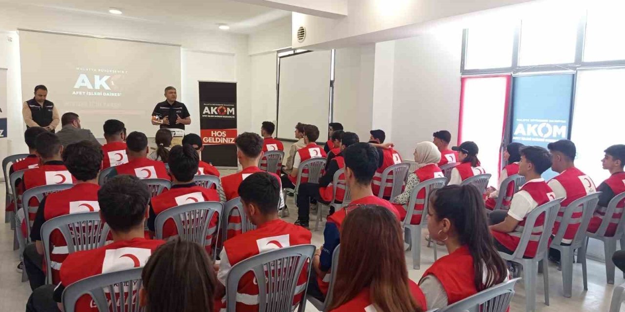 Malatya Büyükşehir Belediyesi’nden genç gönüllülere afet ve yangın eğitimi