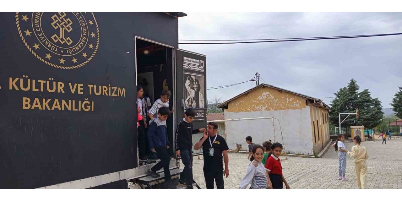 Gezen Sinema Tırı Baskil’de çocuklarla buluştu