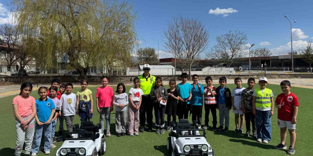 Polislerden çocuklara trafik eğitimi