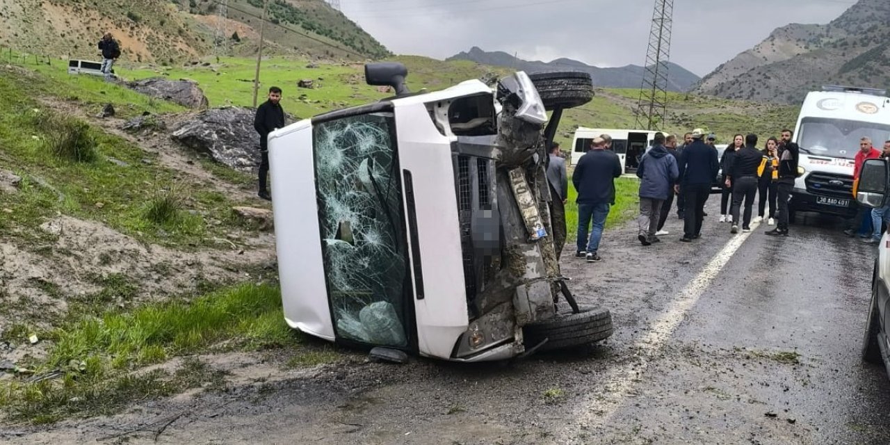 Hakkari’de öğrenci servisi devrildi