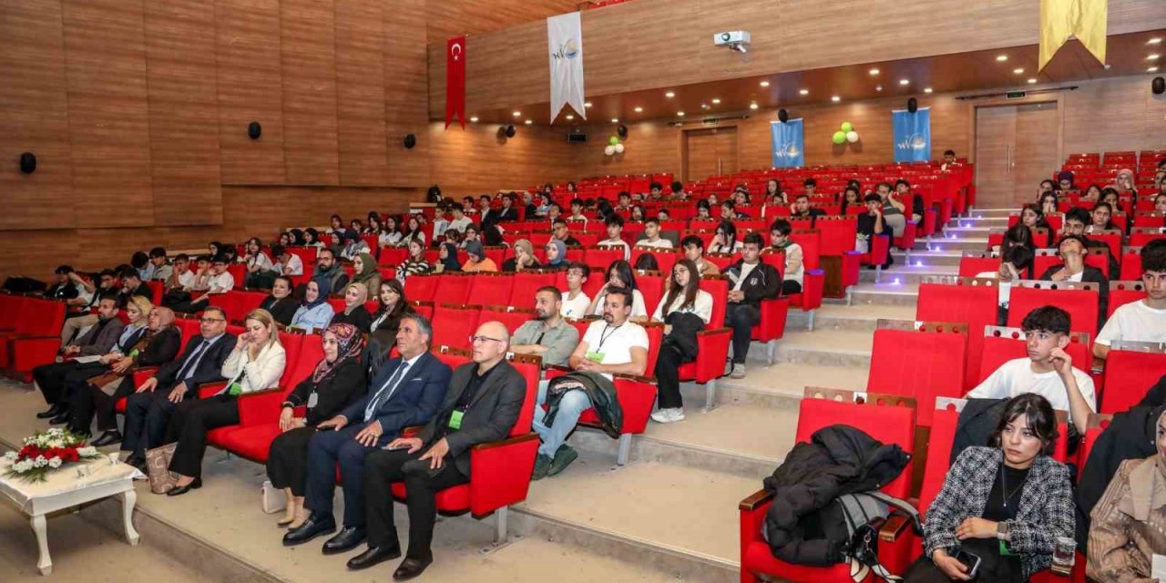 Öğrenciler ‘Liseler Arası İklim Münazarası’nda fikirlerini savundu