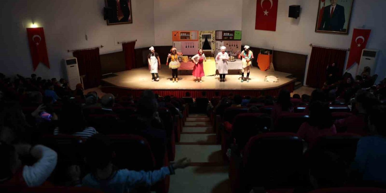 "Harikalar Mutfağı" isimli çocuk oyunu sahnelendi