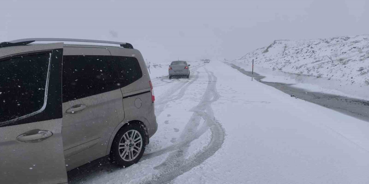 Palandöken geçidinde ulaşıma kar ve tipi engeli