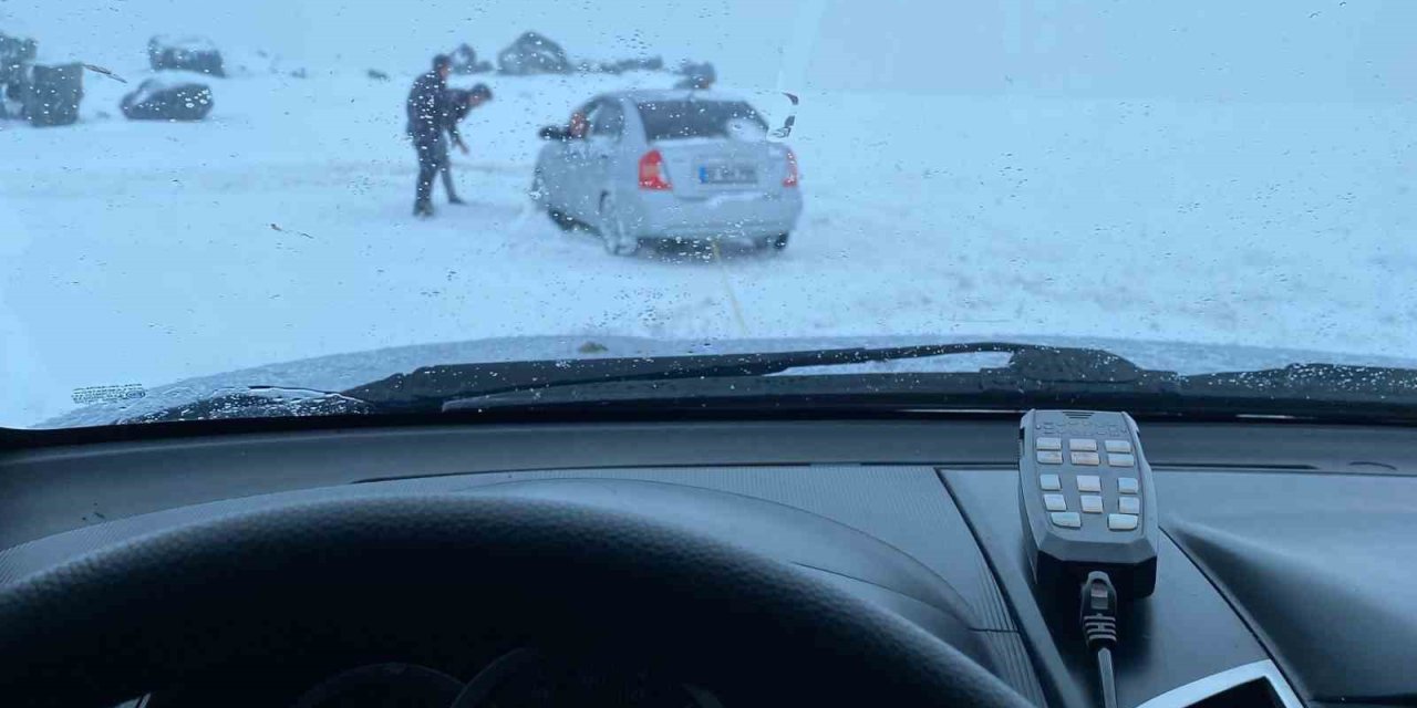 Erzurum’da araçlar karlı yolda kaldı, offroadçular yardıma koştu