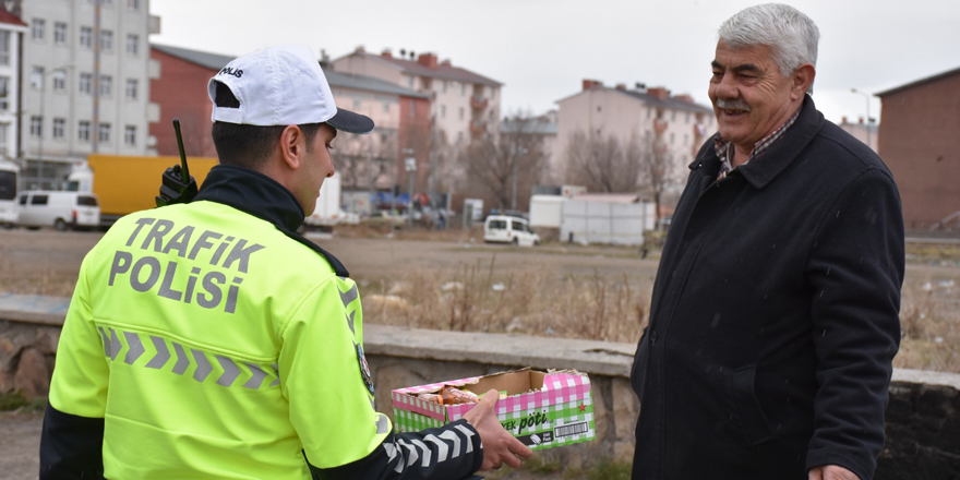 Kars’ta trafik polisleri çikolata ikram etti