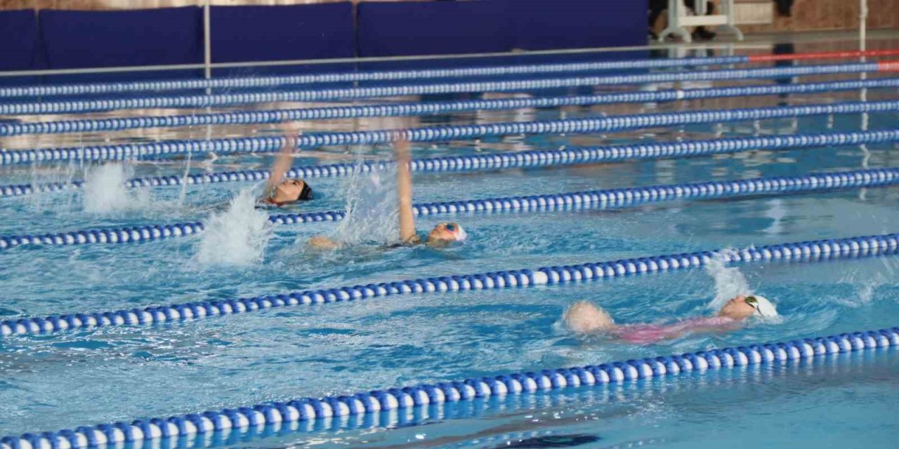 Elazığ’da minikler yüzme müsabakaları tamamlandı