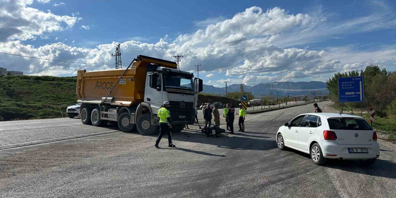 Malatya’da motosikletle kamyon çarpıştı: 1 yaralı