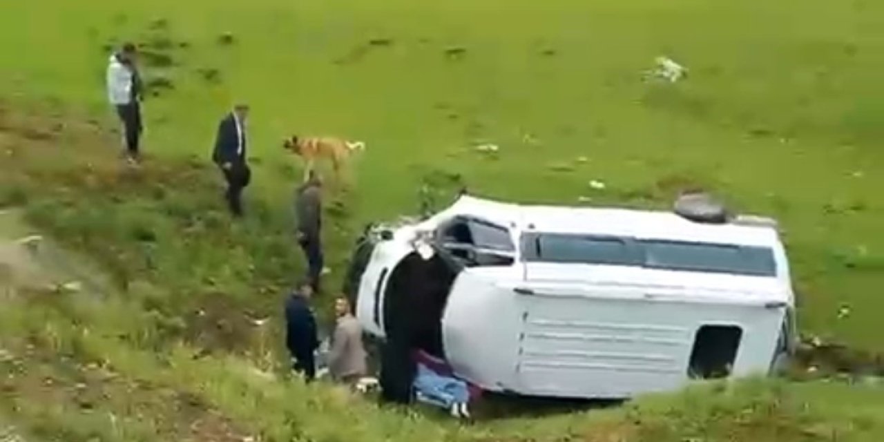 Mutki’de minibüs şarampole yuvarlandı: 2’si ağır 5 yaralı