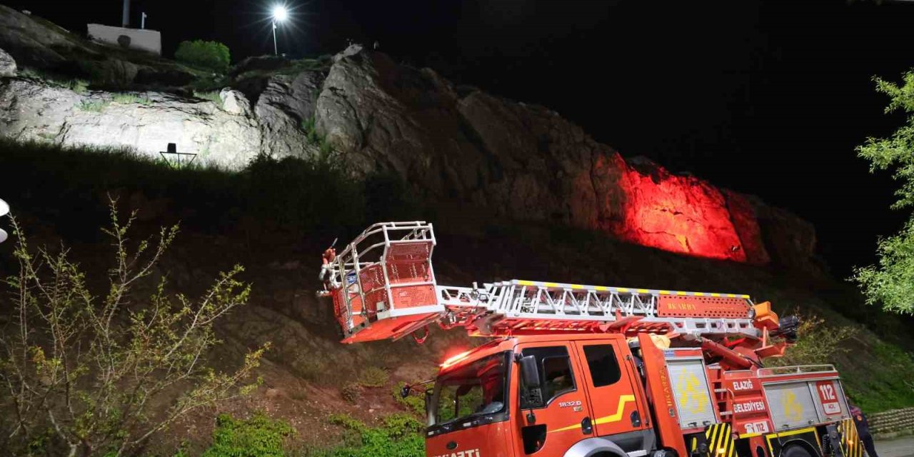 Elazığ’da kayalıklara çıkarak atlamak isteyen şahsı ekipler ikna etti