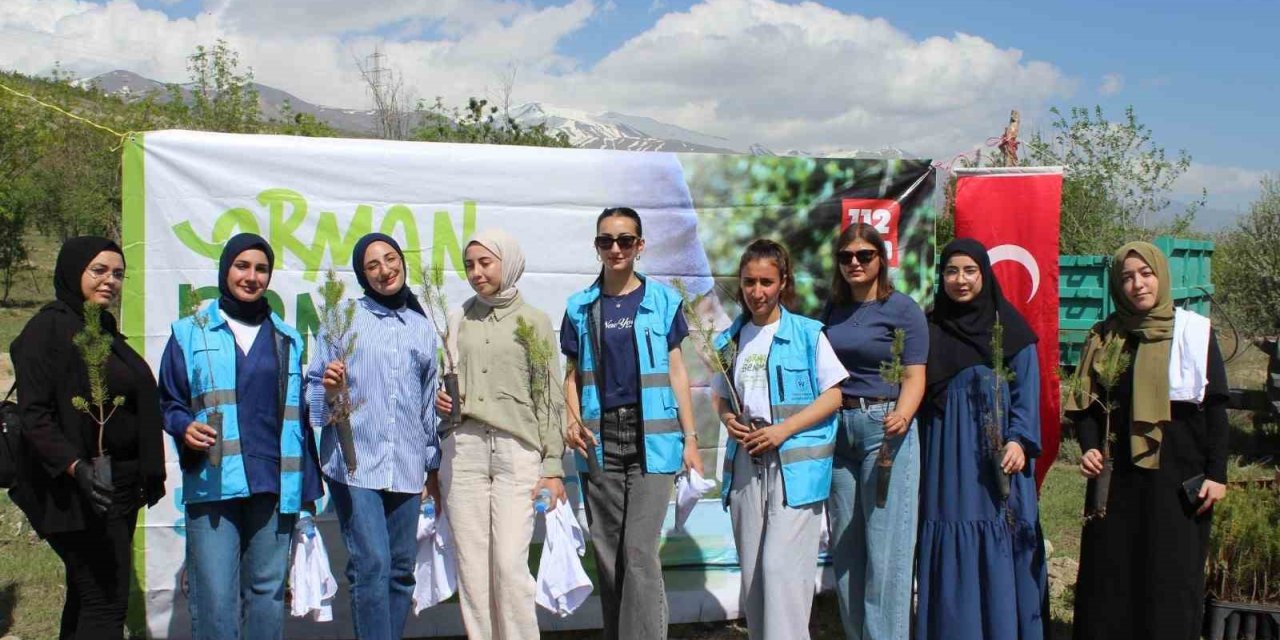 Öğrenciler fidan dikip ormanda çöp temizliği yaptı