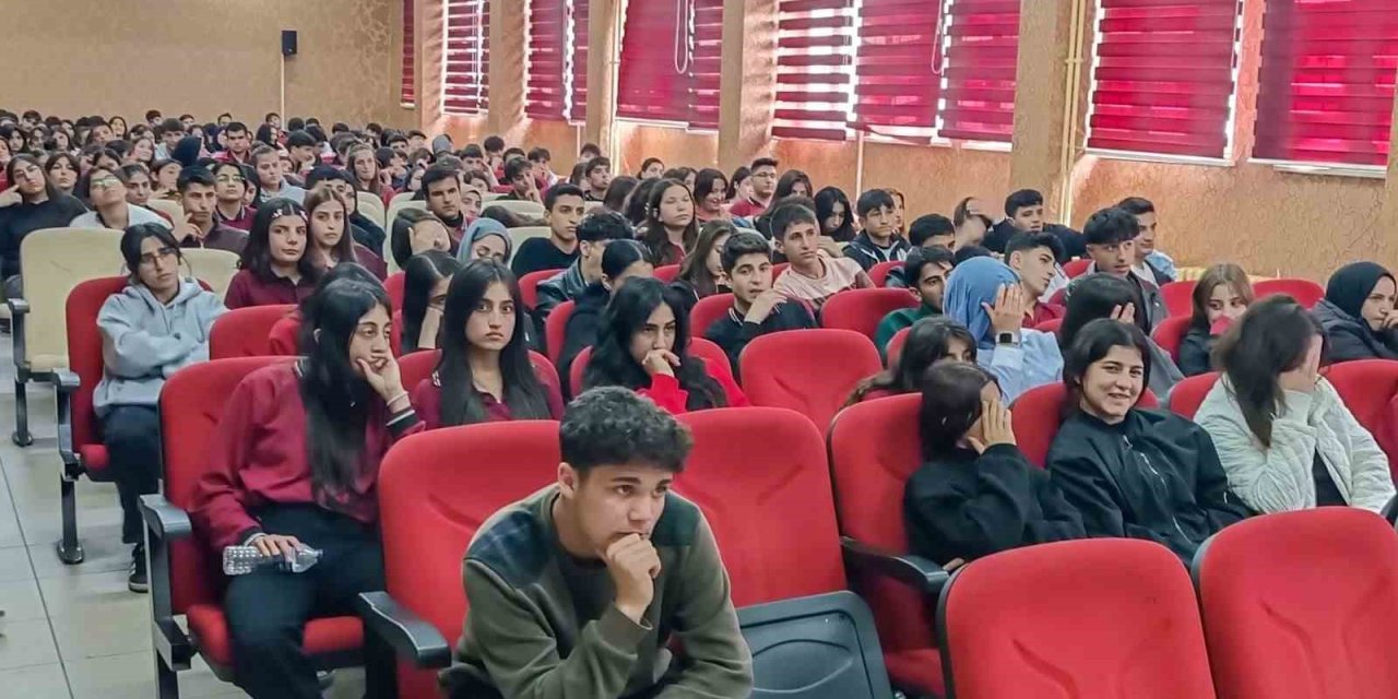 Van Büyükşehir Belediyesi öğrencileri sokak hayvanları hakkında bilgilendirdi