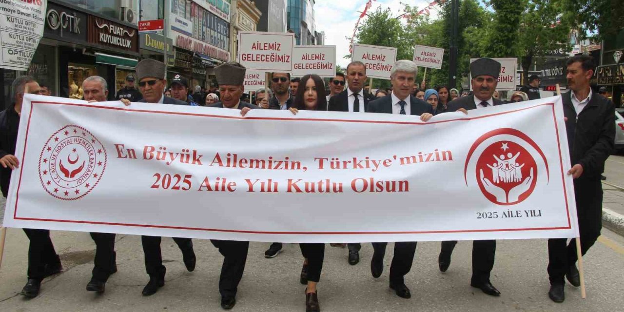 Van’da ’Aile Yılı’ yürüyüşü yapıldı