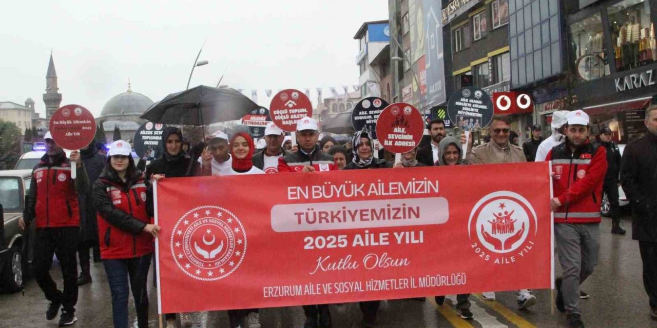 Aile yılı kortej yürüyüşü yağmura rağmen gerçekleşti