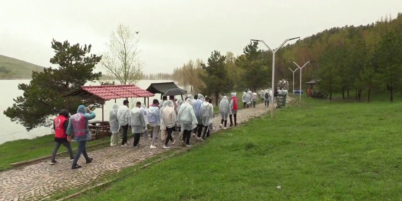 Polis gençlerle piknikte buluştu