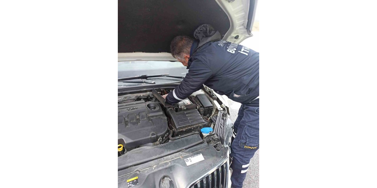 Otomobil refüje çarptı: 2 yaralı