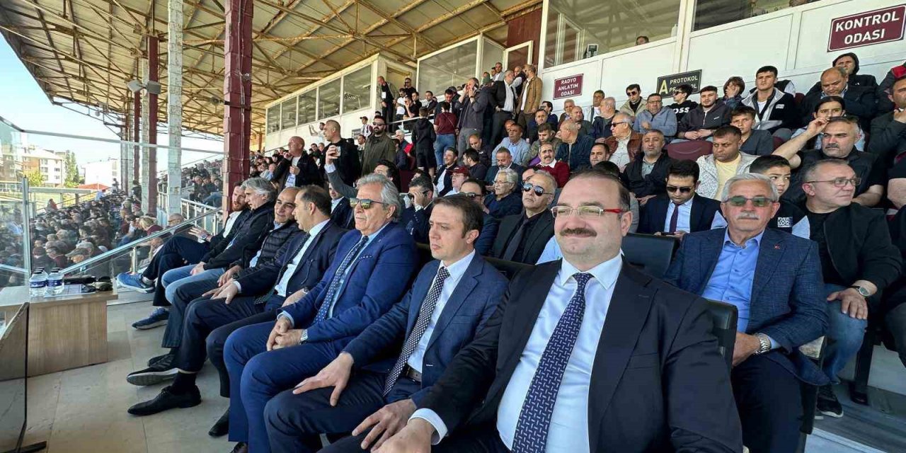 Rektör Hacımüftüoğlu, Erzurumspor’u yalnız bırakmadı