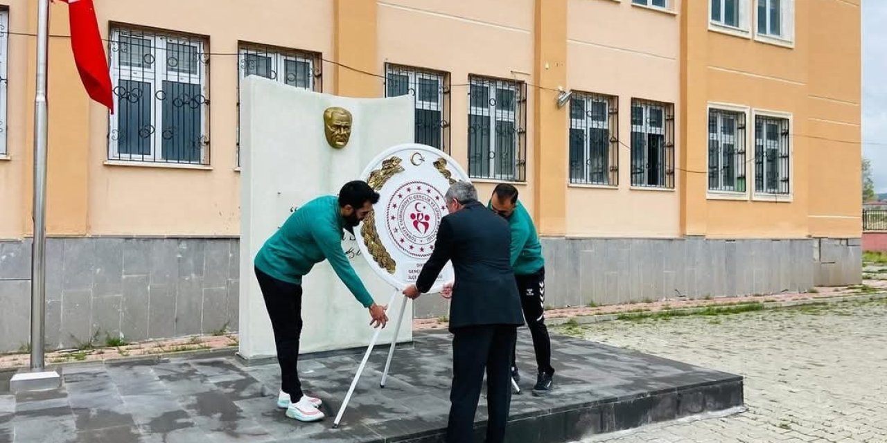 Gençlik haftası coşkusu çelenk sunma töreni ile başladı