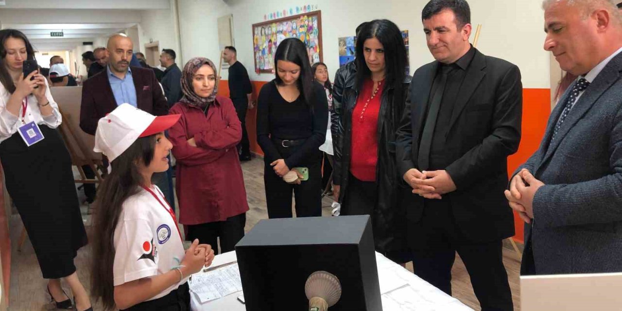 Hakkari SPK Ortaokulunda TÜBİTAK 4006 Fuarı’na büyük ilgi