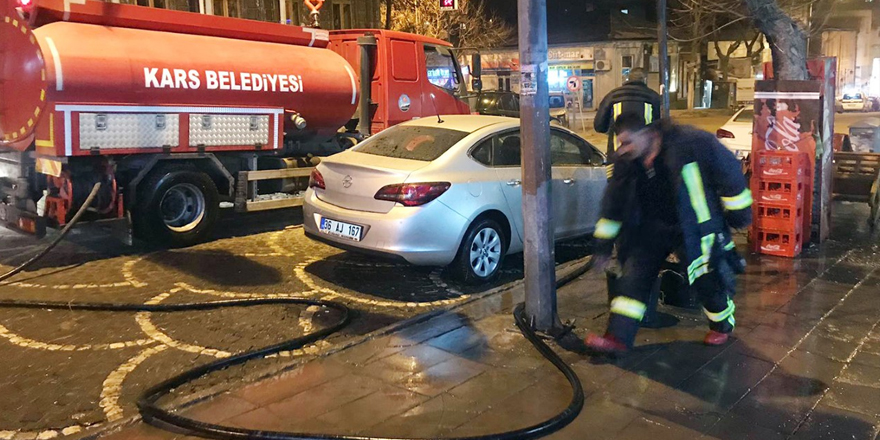 İtfaiye araçları caddeleri temizledi