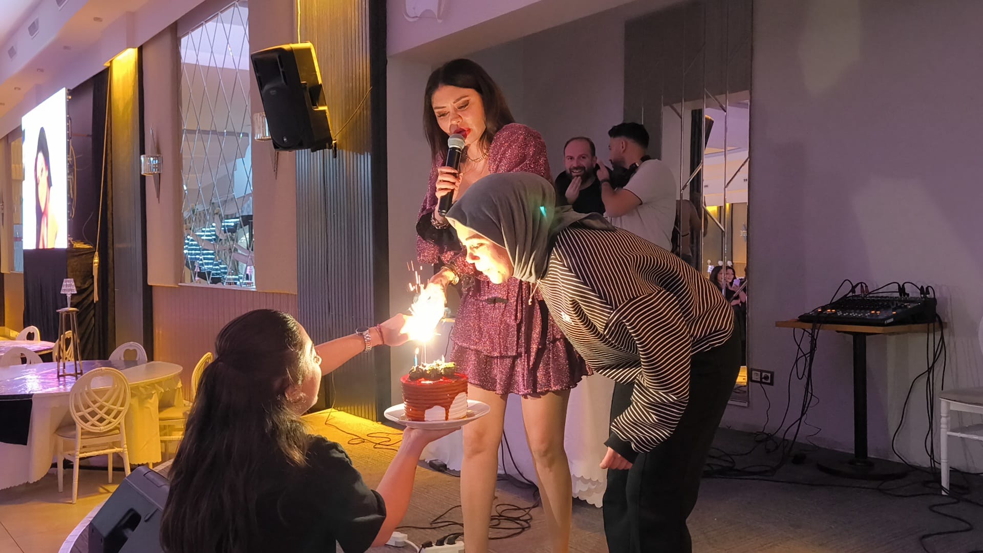 Ebru Polat, hayranının doğum gününü sahnede kutladı