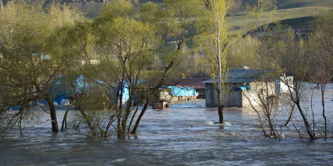 Erzincan’da sağanak sonrası bazı tarım arazileri su altında kaldı