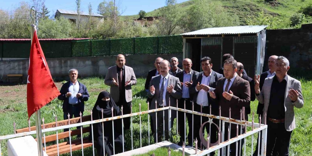 Şehide kabri başında anma