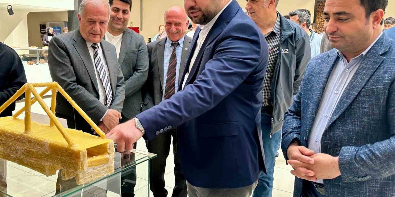 Çubuk makarnadan yapılan köprüler yarıştı