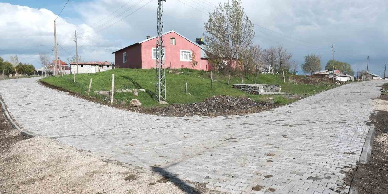 Ağrı’da Yolluyazı köy içi yoluna 3 bin metrekare kilit parke döşendi
