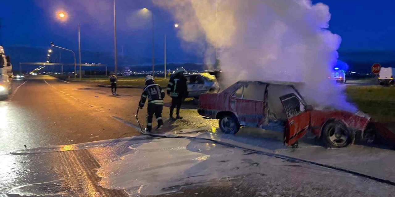 Erzurum’da araç cayır cayır yandı