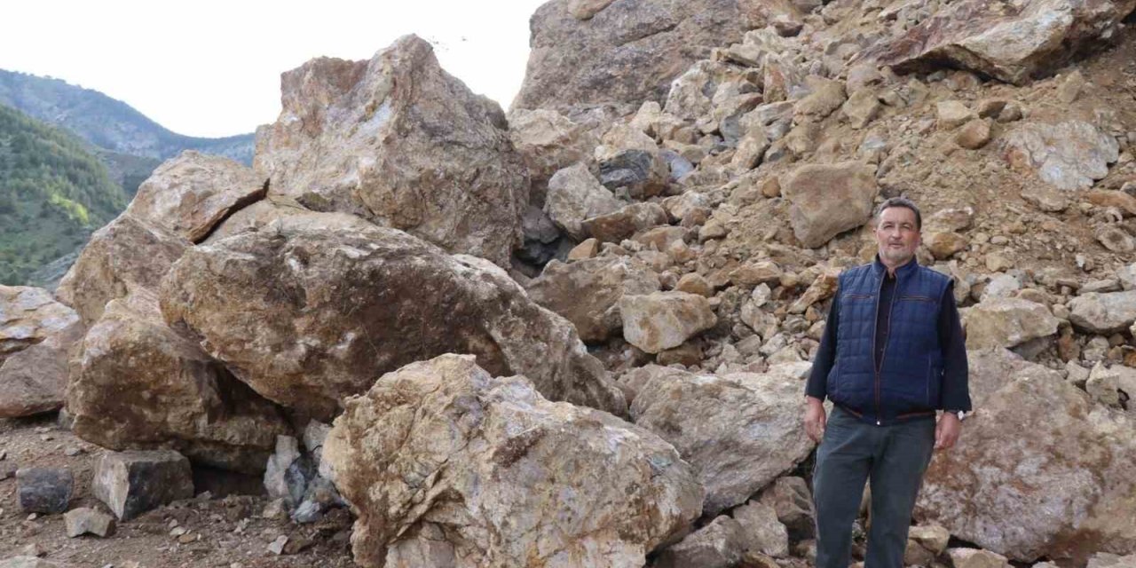 Dev kayalar yolu ulaşıma kapattı