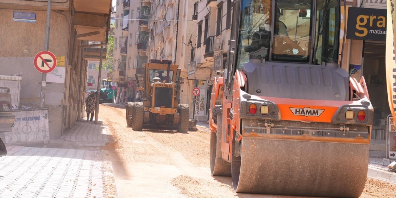 Elazığ Belediyesi Yeni Mahalle’de asfaltlama çalışmalarını sürdürüyor