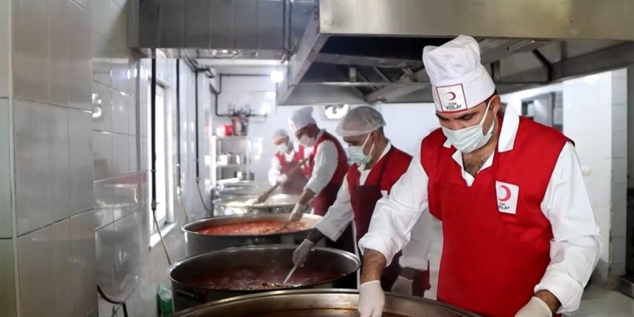 Kızılay’dan her gün binlerce aileye sıcak yemek desteği