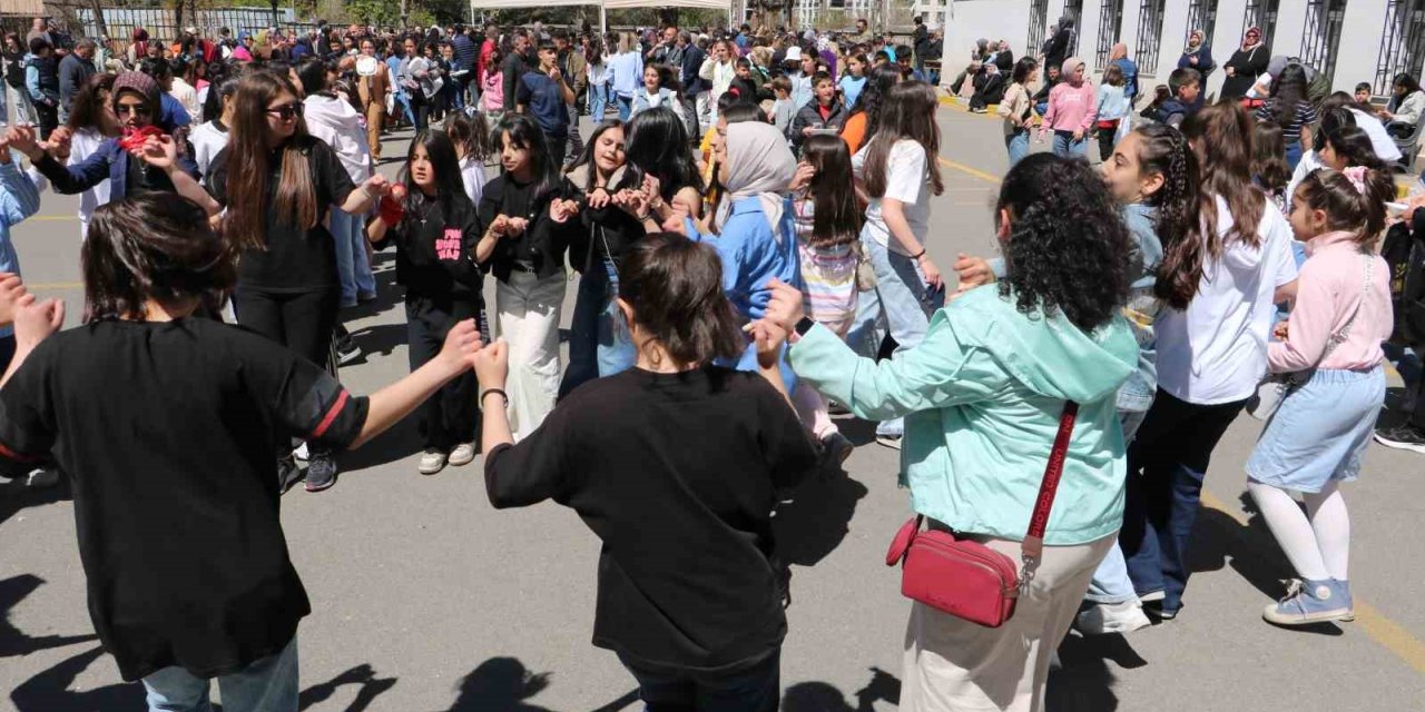 Kütüphane için hayır çarşısı düzenlediler