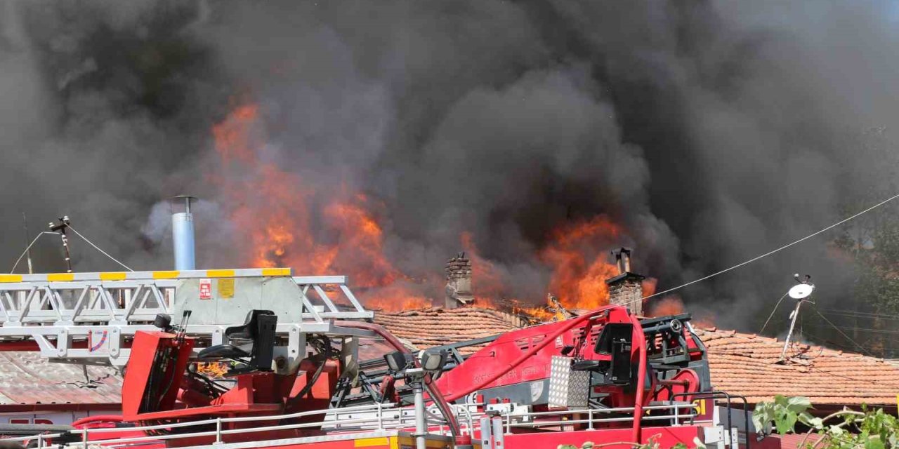 Erzincan’da ahşap sıralı dükkanların çatısında çıkan yangına müdahale ediliyor
