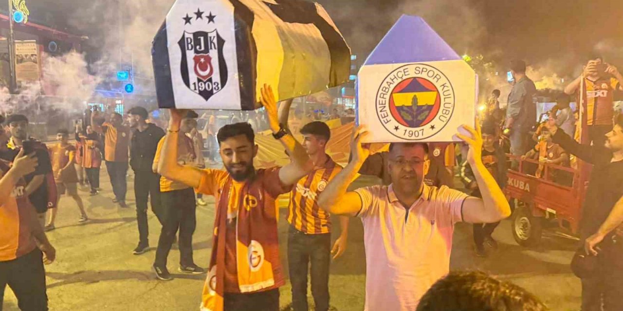 Iğdır’da Galatasaraylı taraftarlar şampiyonluğu Fenerbahçe ve Beşiktaş tabutu ile kutladı
