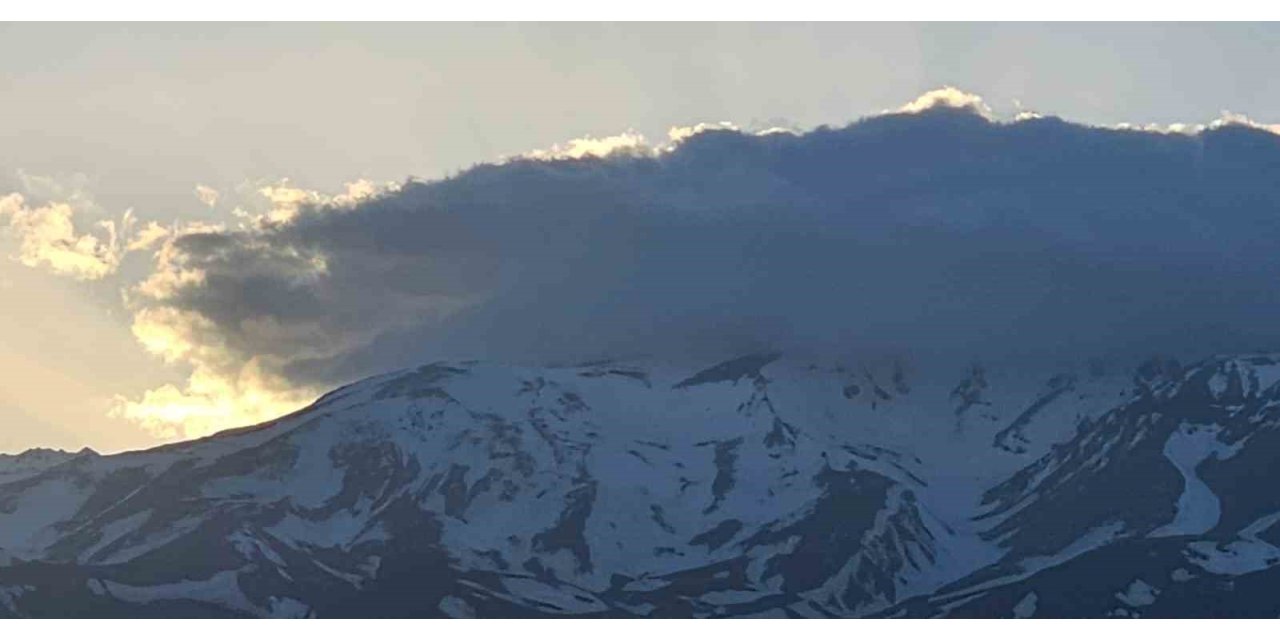 Süphan Dağı’nın zirvesindeki bulutlar görenleri hayran bıraktı