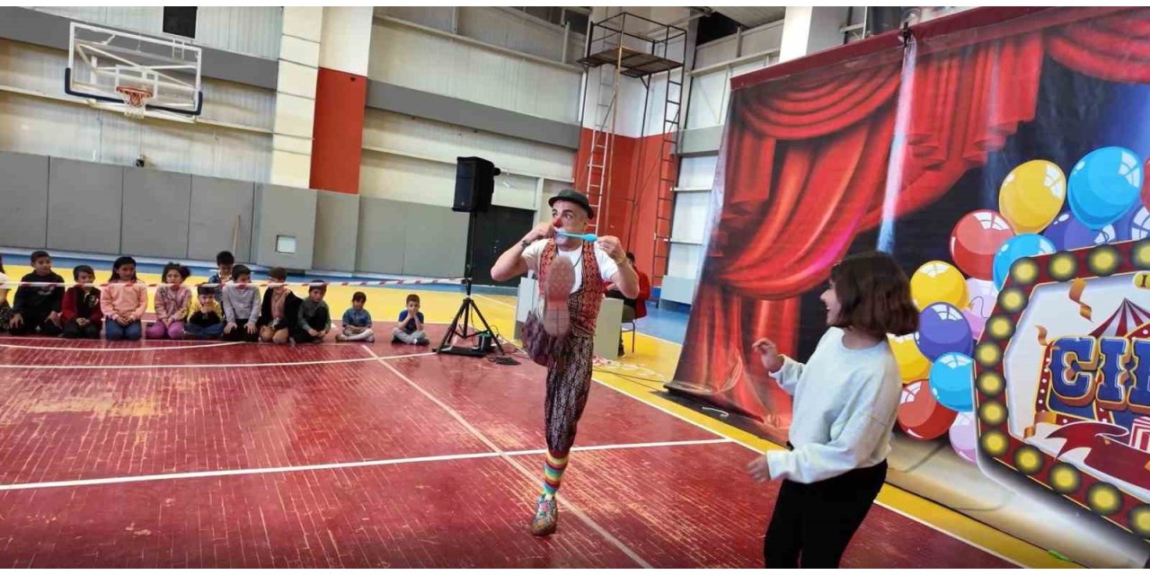 Madagaskar sirki Erciş’te nefes kesti