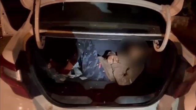 Düzensiz göçmenler otomobil bagajında yakalandı