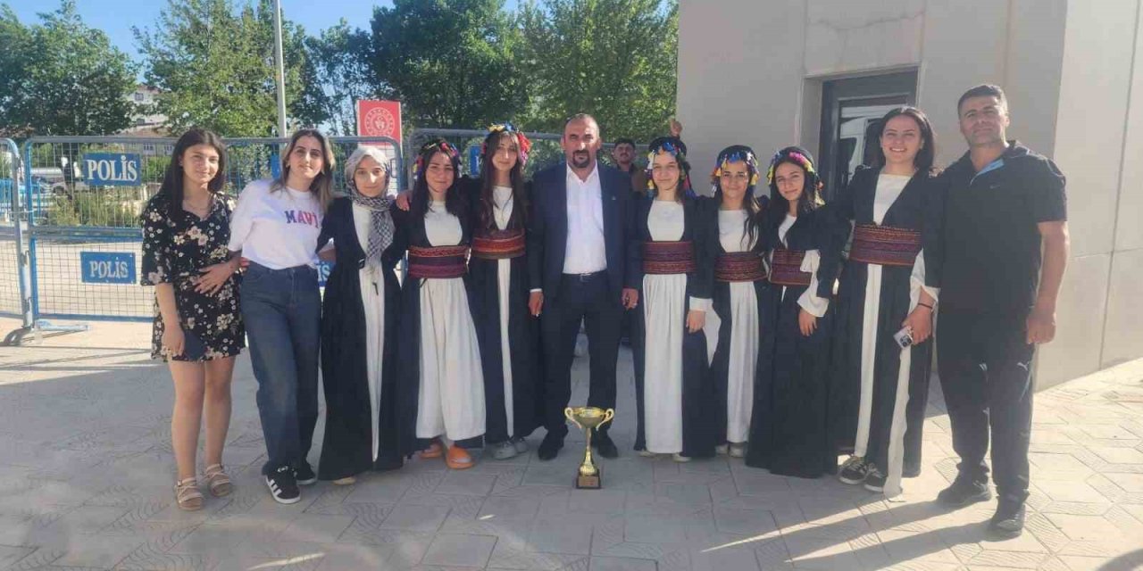 Hakkari’de iki kulüp bölge birincisi oldu