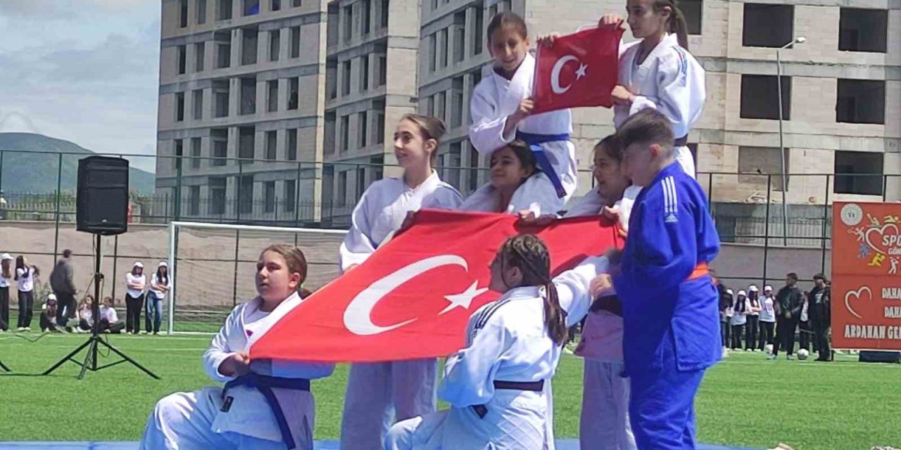 19 Mayıs Atatürk’ü Anma, Gençlik ve Spor Bayramı Ardahan’da coşkuyla kutlandı