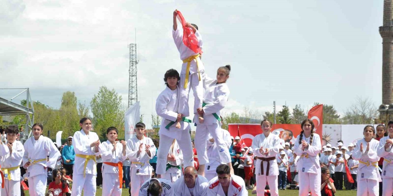 Kars’ta 19 Mayıs coşkuyla kutlandı