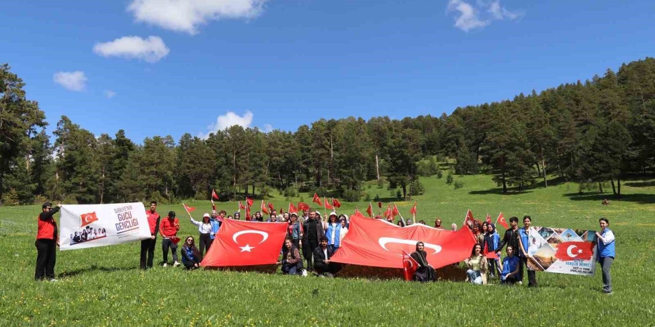 Erzurum’da gençler 19 Mayıs için yürüdü