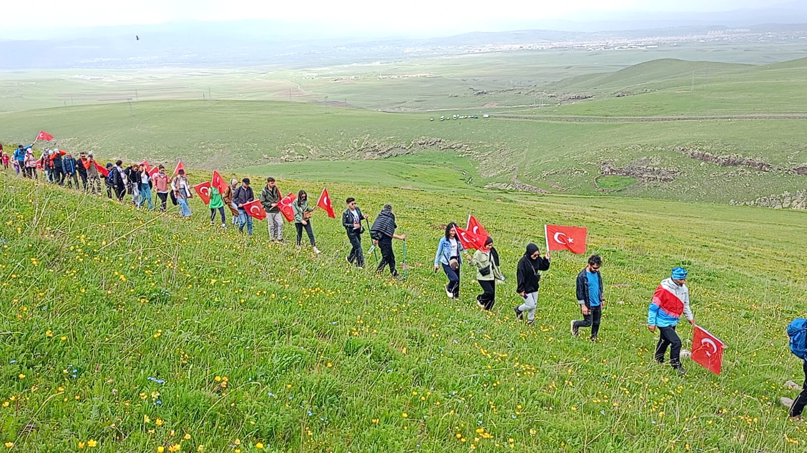 Kars’ta, ‘19 Mayıs’ temalı bayraklı tırmanış yapıldı