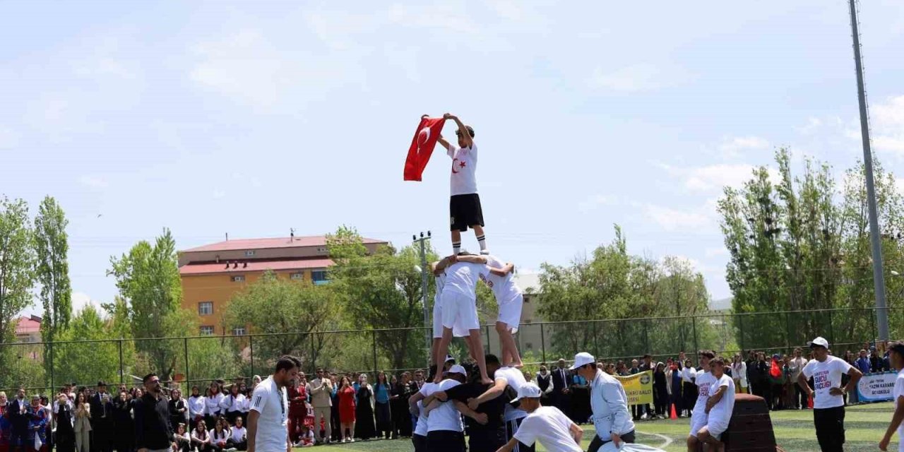 Tutak’ta 19 Mayıs Atatürk’ü anma Gençlik ve Spor Bayramı Coşkuyla kutlandı