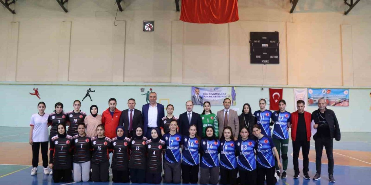 Oltu’da hentbolun şampiyonu Oltu Anadolu Lisesi