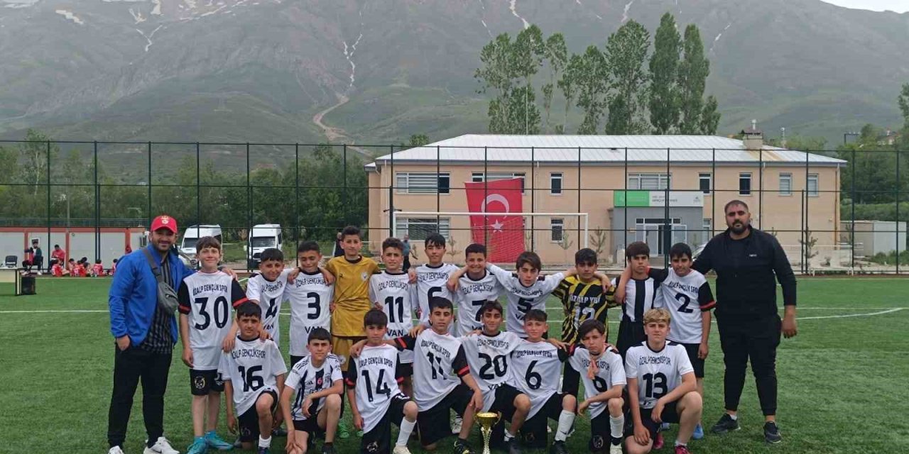Özalp Gençlikspor U12 Futbol Takımı şampiyon oldu