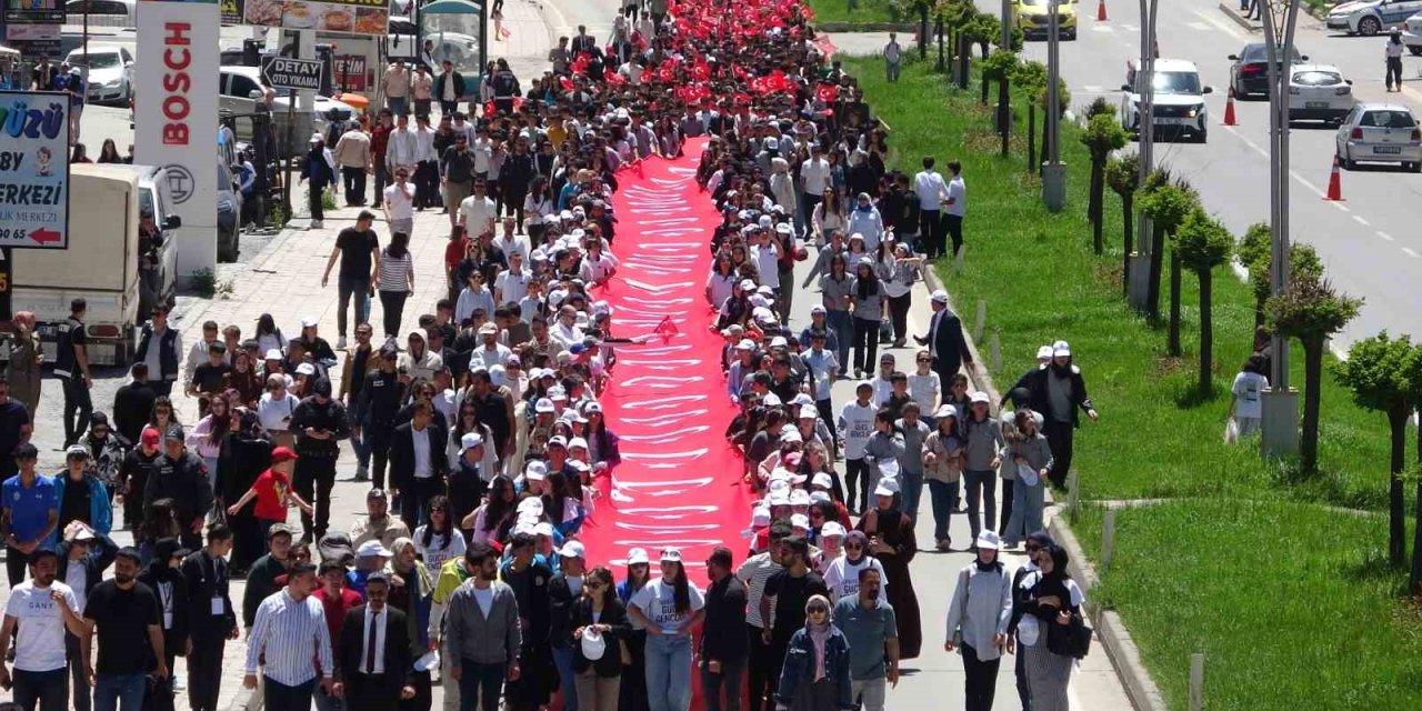 Bitlis’te Gençlik Festivali ve Kitap Fuarı başladı
